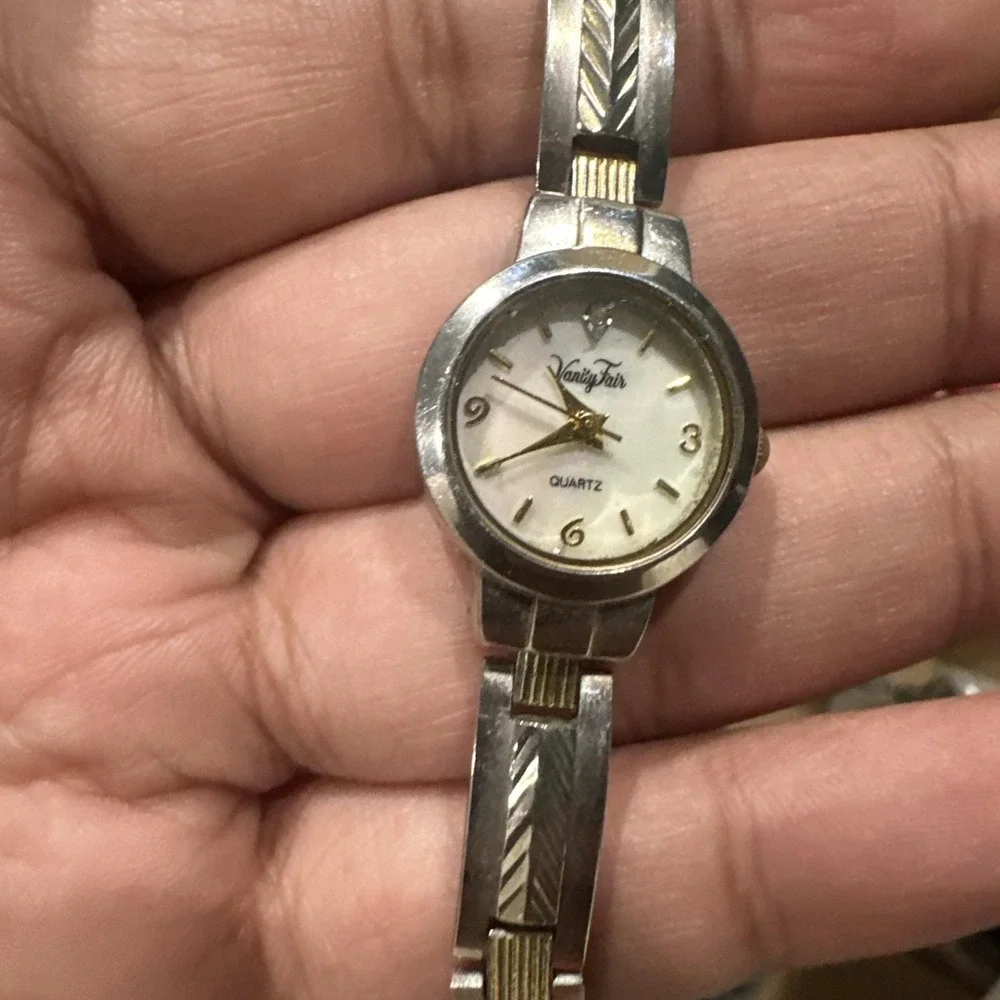 Working Vintage Ladies Vanity Fair Watch 20mm Quartz MOP Fit 6.5in Steel Band‎